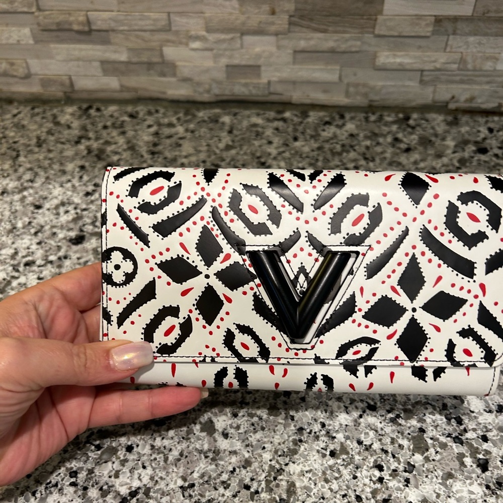 Louis Vuitton White and Black wallet/wallet on chain. Chain & insert included